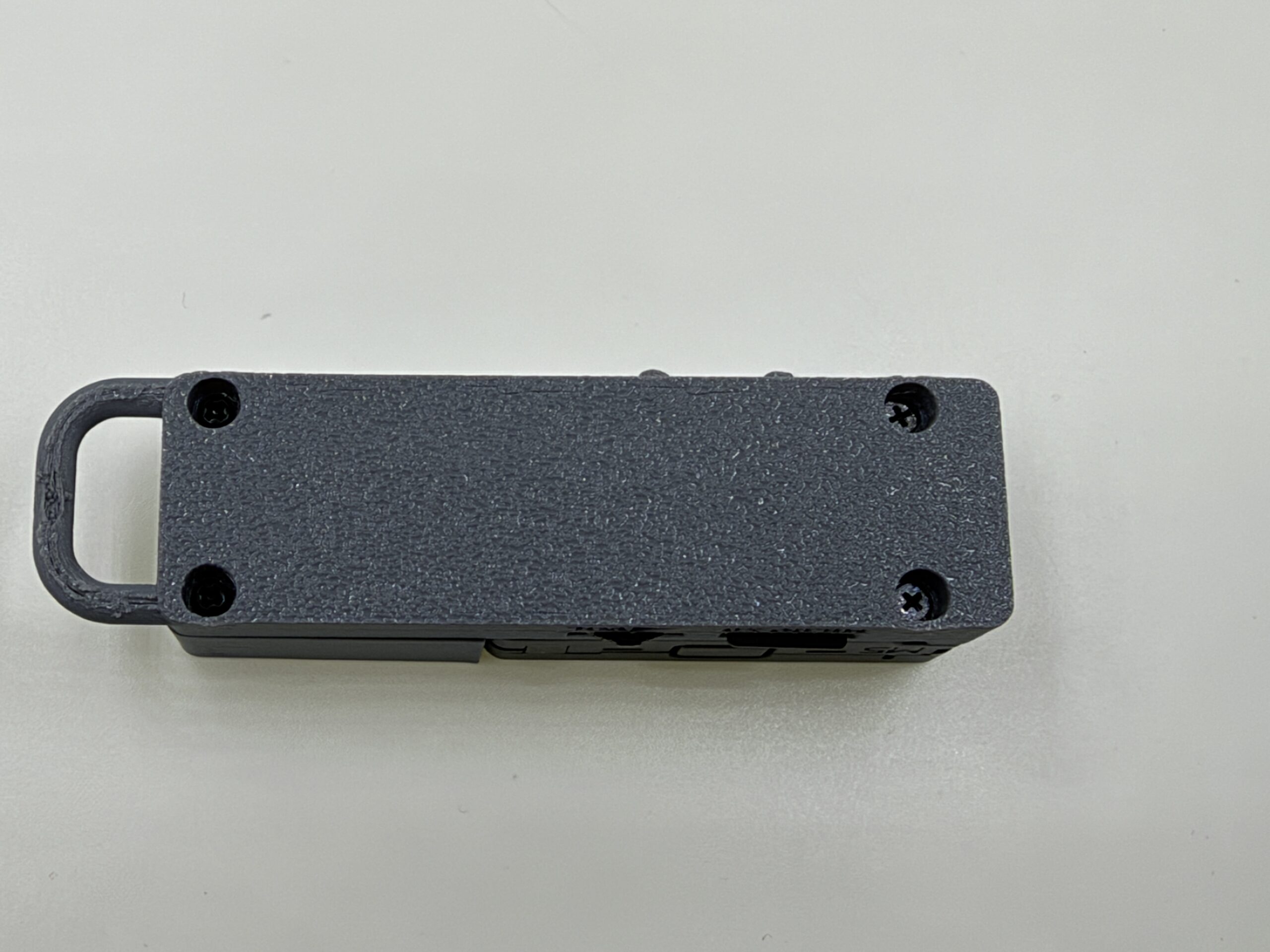 Pocket Audio Deckの背面。ストラップホールが左、M5StickS3を固定する付属M2×6 mmネジ2本は右側の上下2箇所。